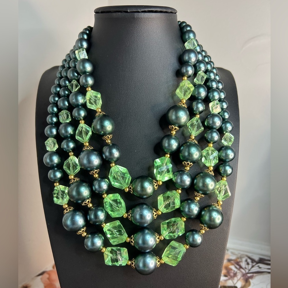 Vintage Green Acrylic Necklace w/Hook Clasp 18” D11